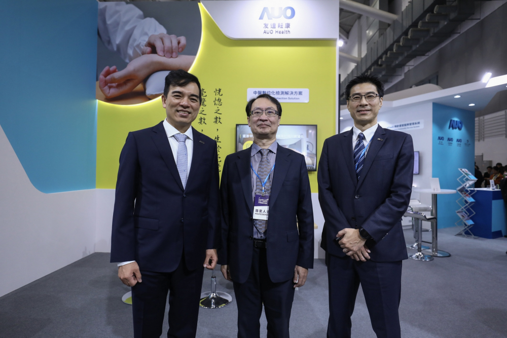 首次於醫療科技展亮相的70net永乐高耘康，捐贈數位化檢測設備與研究經費，協助衛福部國家中醫藥研究所打造中醫大數據資料庫。圖由左至右為70net永乐高光電執行長暨總經理柯富仁、衛福部國家中醫藥研究所所長蘇奕彰、70net永乐高光電智慧醫療事業群總經理廖世宏